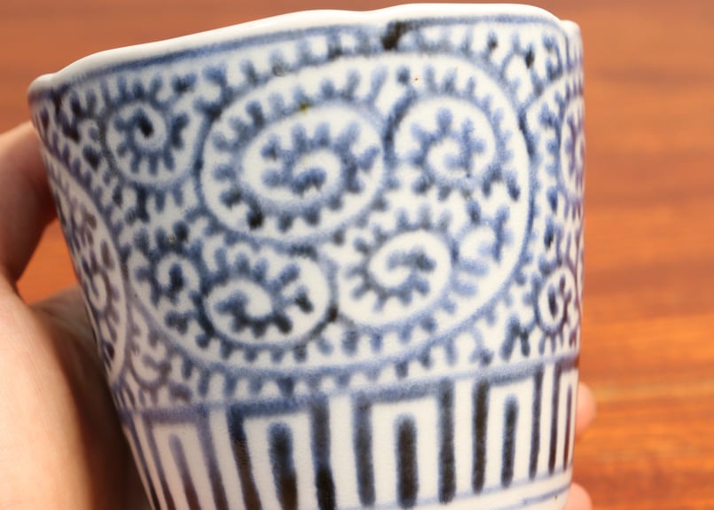 酒杯■コレクター所蔵品 古い染付唐草紋貫入盃（江戸期）古玩 唐物 時代物 骨董■ fit=scale-down,w=1200