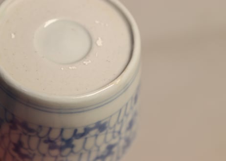 江戸幕末染付微塵唐草図猪口② 高台窯傷