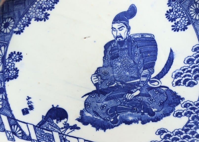古九谷製赤絵窓武者図　大鉢(江戸後期～明治期)大武士 骨董 明治後期～大正銅判武者図9寸皿 山仁製 窯傷 | 吉祥寺PukuPuku