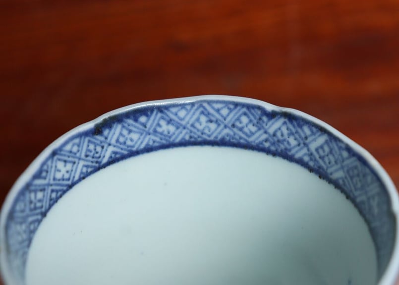 最上手 江戸中期 薄手 古伊万里 染付総萩唐草紋 小猪口 のぞき 20客 fit=scale-down,w=1200