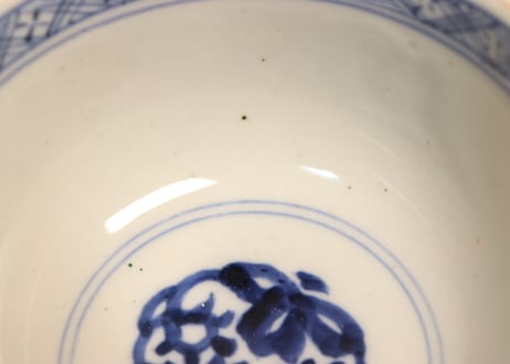 明治前期色絵梅と鶯に鳥籠図通り物飯茶碗