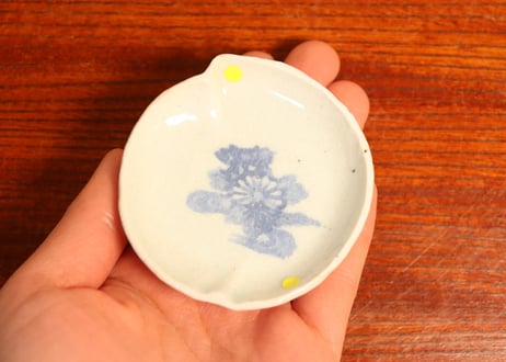 江戸中期コンニャク印判菊水図桃型豆皿①　甘手,ノミホツ