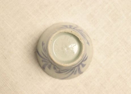 江戸中期染付立草図猪口(小ぶり) 黒点