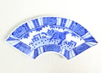 明治前期東北の焼染付獅子牡丹図扇面型皿③ノミホツ,少甘手,少かたつき