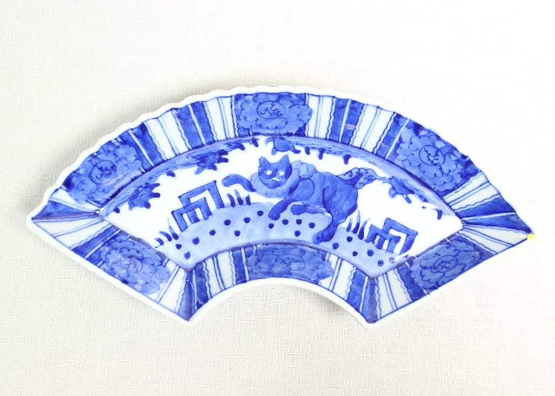 明治前期東北の焼染付獅子牡丹図扇面型皿③ノミホツ,少甘手,少かたつき