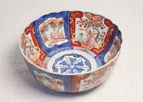 明治前期色絵六方に桜と梅図三ツ組鉢 小・中に高台ホツ