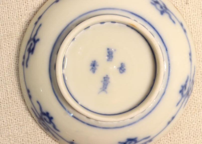 色絵　イゲ皿　三方花唐草と丸窓　見込みに菊図　小皿　３客 色絵 イゲ皿 三方花唐草と丸窓 見込みに菊図 小皿 3客 - メルカリ