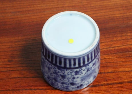 江戸中期染付花唐草文猪口　流れ,トリアシ