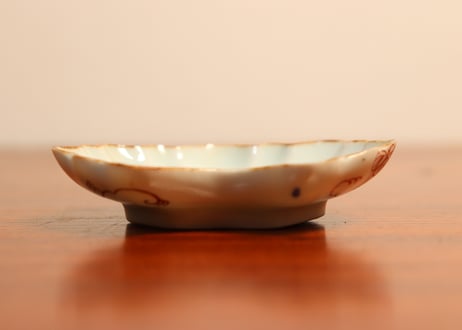 江戸中期赤絵金彩山葡萄図変形豆皿　かたつき