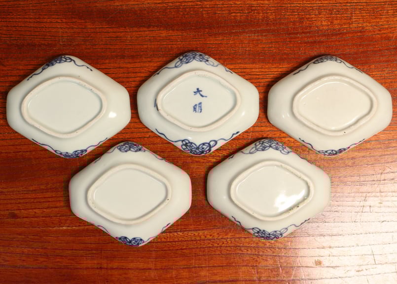 ◆染付菊形輪花皿7枚 花文 小皿中皿 旧家蔵出し品 美品 江戸幕末期〜明治初期◆ 江戸中期染付花唐草図7寸皿① 窯傷 | 吉祥寺PukuPuku