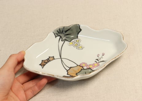 明治後期~大正色絵つわぶき図菱型皿①