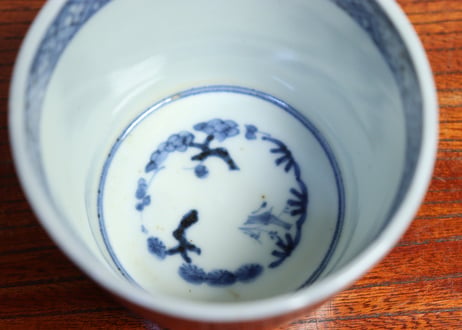 江戸後期染付蛸唐草文猪口③　直し,ややかたつき