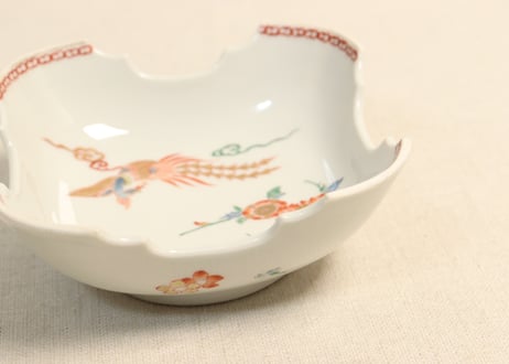 明治後期~大正色絵春蘭と牡丹に鳳凰図角小鉢①