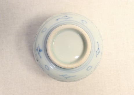 明治前期染付牡丹と唐草図ころ茶碗　ムシクイ