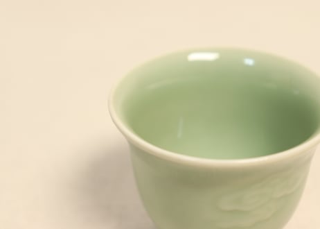 明治前期青磁陽刻雲図煎茶碗