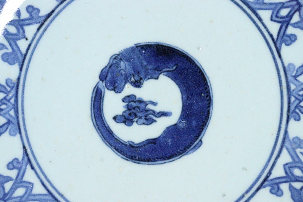 古伊万里 江戸中期　コンニャク印判　墨弾きの皿　20㎝ 古伊万里 江戸中期コンニャク印判墨弾きの皿20㎝