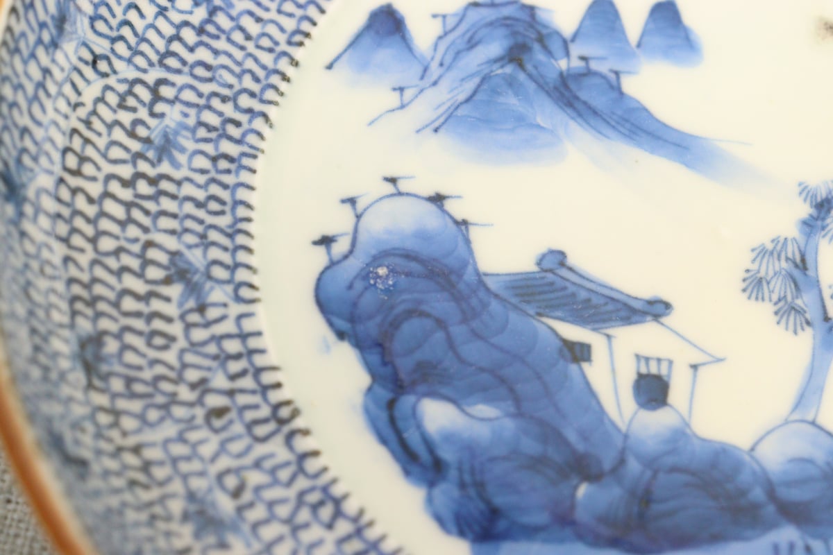 幕末～明治期　古伊万里　染付　見込みに唐人図　微塵唐草文　山水人物図　24cm 幕末～明治期 古伊万里 染付 見込みに唐人図 微塵唐草文 山水人物