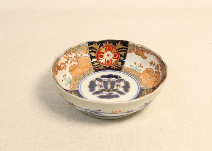 幕末−明治期、八田焼、色絵牡丹紋鉢、銘無、箱無 明治前期色絵牡丹と青玉に青海波図縁立小皿① 縁深め | 吉祥寺