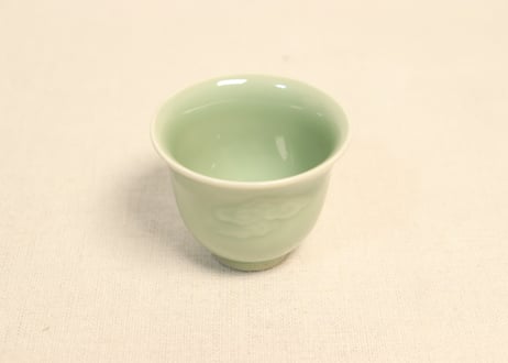 明治前期青磁陽刻雲図煎茶碗