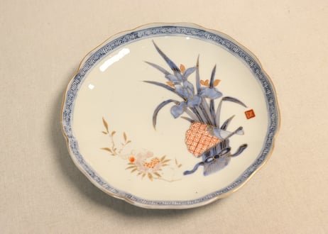 明治前期赤絵金彩柘榴と菖蒲図8寸皿