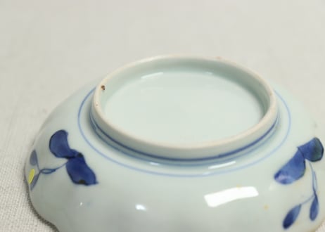 江戸幕末赤絵染付秋海棠と蝶図通り物小皿③ノミホツ
