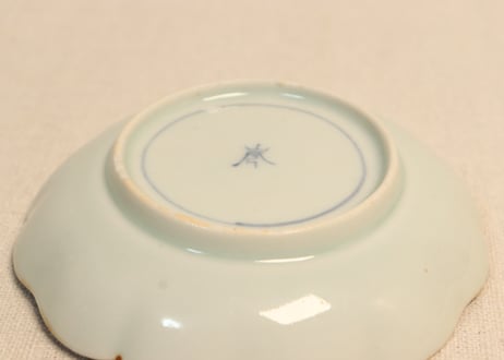 江戸中期染付三方に菊図小皿②　かたつき