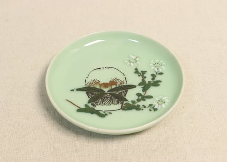 明治前期青磁色釉栗と菊図小皿