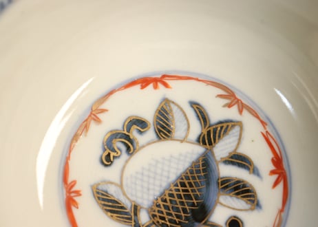 明治前期色絵桃に山水と鳥籠図通り物飯茶碗