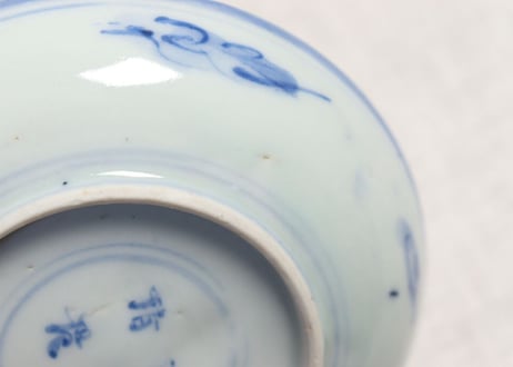 明治前期染付蝶と牡丹と唐草図小皿