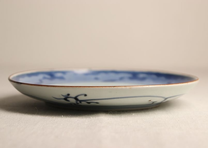 江戸中期染付墨弾き波と菊図6寸皿 | 吉祥寺PukuPuku