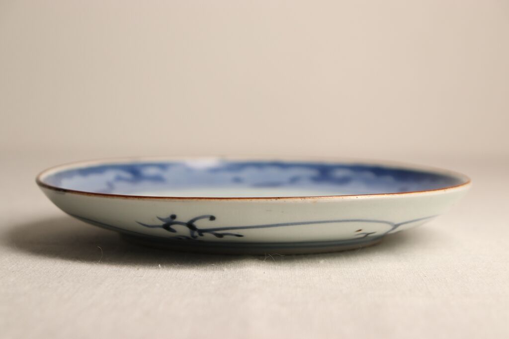 江戸中期染付墨弾き波と菊図6寸皿 | 吉祥寺PukuPuku