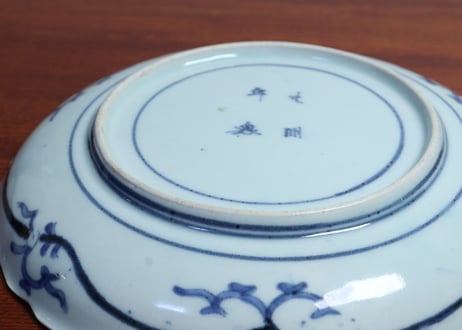 江戸中期染付矢羽根と波図６寸皿