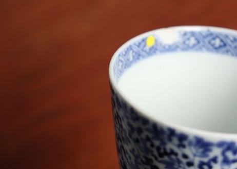 江戸中期染付花唐草文猪口 ホツ