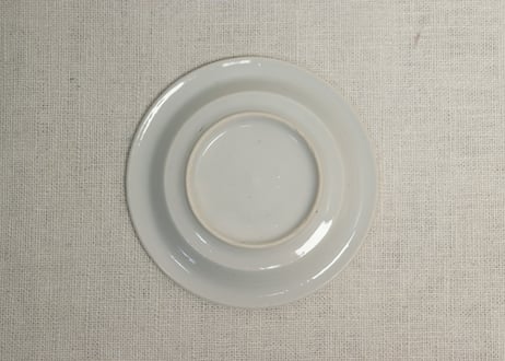 明治前期陰刻染付洋装人物図小皿①