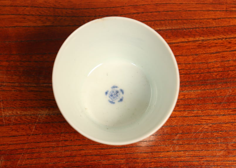 江戸中期染付花唐草図猪口① ホツ,小ニュウ | 吉祥寺PukuPuku