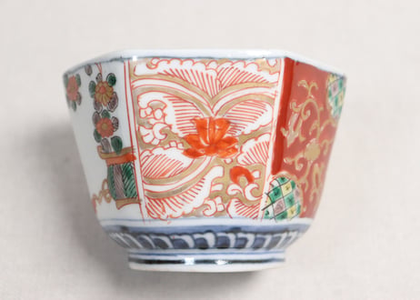 明治前期色絵花と唐草図六角向付③かたつき