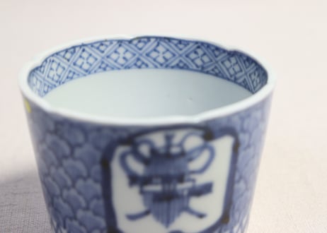 江戸後期染付宝尽くしと花弁図大猪口　ホツ
