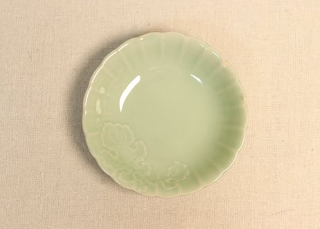 大正～昭和戦前青磁陽刻菊図小皿