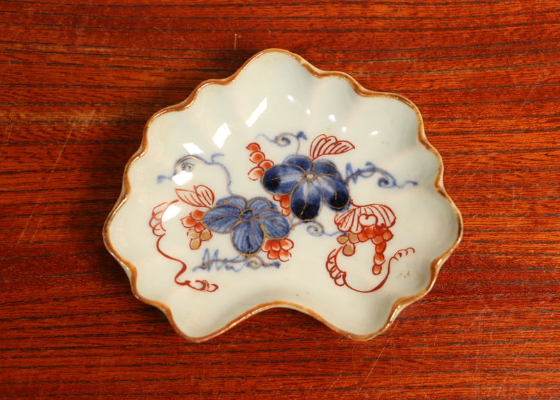 金彩のブドウ装飾の陶器皿 江戸中期赤絵金彩山葡萄図変形豆皿 かたつき | 吉祥寺PukuPuku