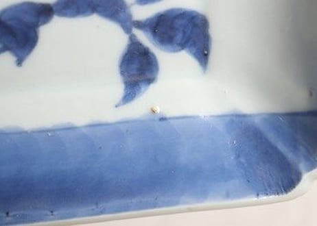 江戸幕末染付牡丹に蝶図長皿　がたつき