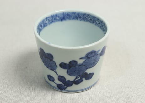 江戸後期染付菊と蝶図猪口①菊三輪