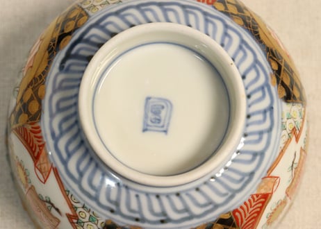 明治前期色絵桃に山水と鳥籠図通り物飯茶碗