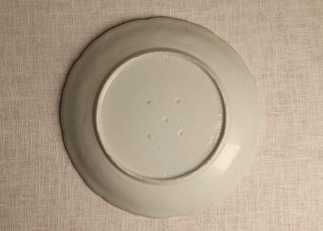江戸中期陽刻染付山水人物図7寸皿