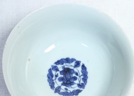江戸後期色絵山水図窓絵と亀甲文図蓋茶碗　少釉剥げ