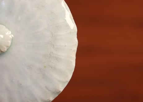 江戸後期陽刻染付菊花図銚子 蓋ホツ身ニュウ