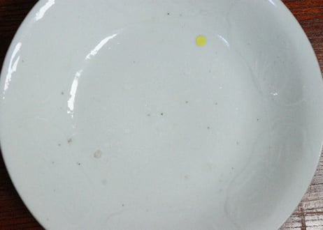 江戸中期白磁陽刻草花図5寸皿　ニュウ