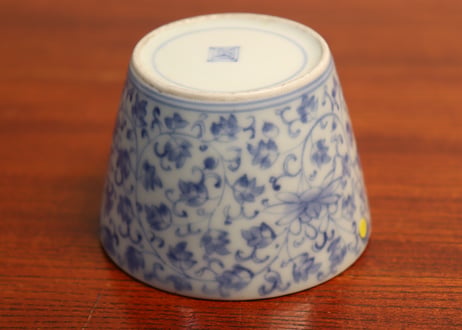 江戸中期染付花唐草図猪口①　ホツ,小ニュウ