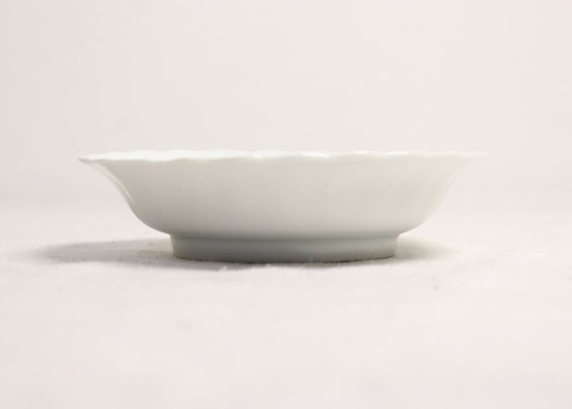美品、明治、大正時代の乳白色大皿 乳白釉6寸輪花皿 / 土井善男 - うつわと暮らしの道具 sizuku