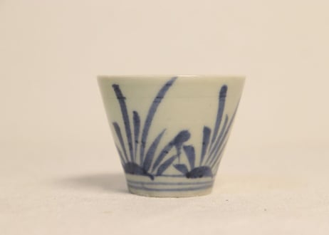 江戸中期染付立草図猪口(小ぶり) 黒点