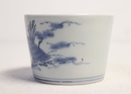江戸後期染付貝と海藻図猪口　高台ノミホツ
